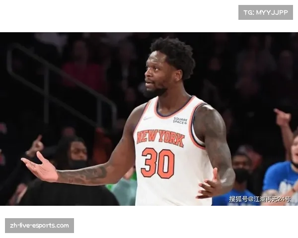 实时报道：第三节末段，骑士队连续三次通过莫布利肘区策应找到空切队友